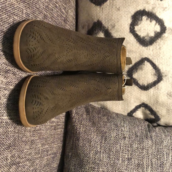 Nice Olive green casual ankle boots -with tags 😀! - Picture 2 of 2